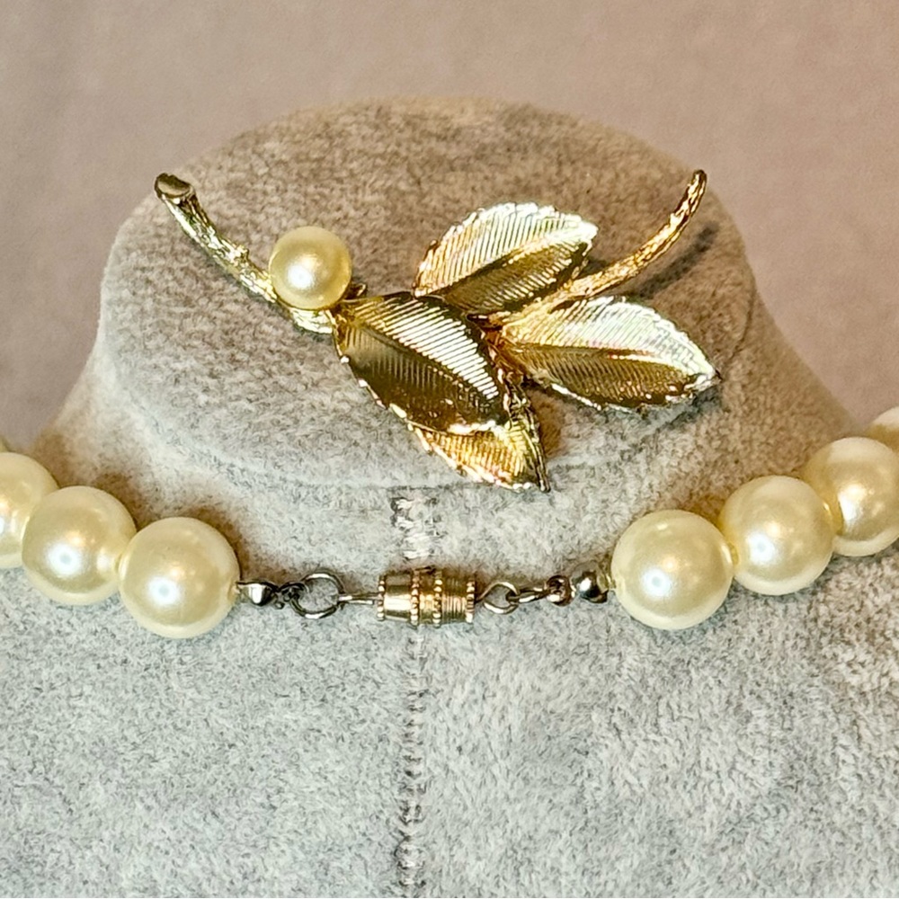 Vintage Faux Pearls Necklace 18” & Gold tone Leaves & Faux Pearl Brooch - Picture 5 of 5